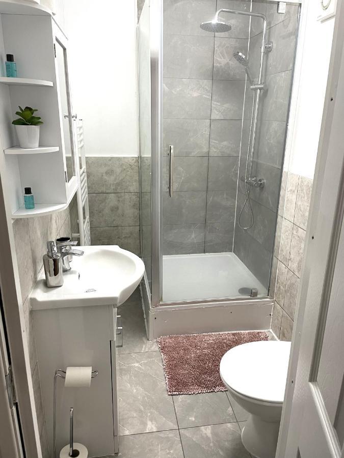 غيلينغهام Supreme - 1 Bedroom Apart Sleeps 4 Short/Long Stay المظهر الخارجي الصورة