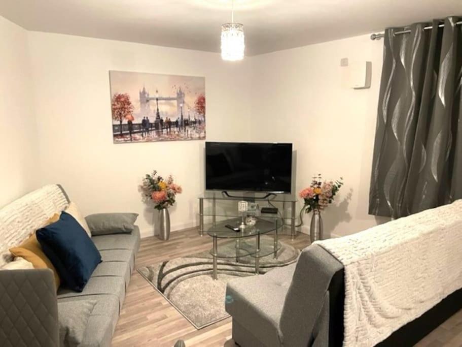 غيلينغهام Supreme - 1 Bedroom Apart Sleeps 4 Short/Long Stay المظهر الخارجي الصورة