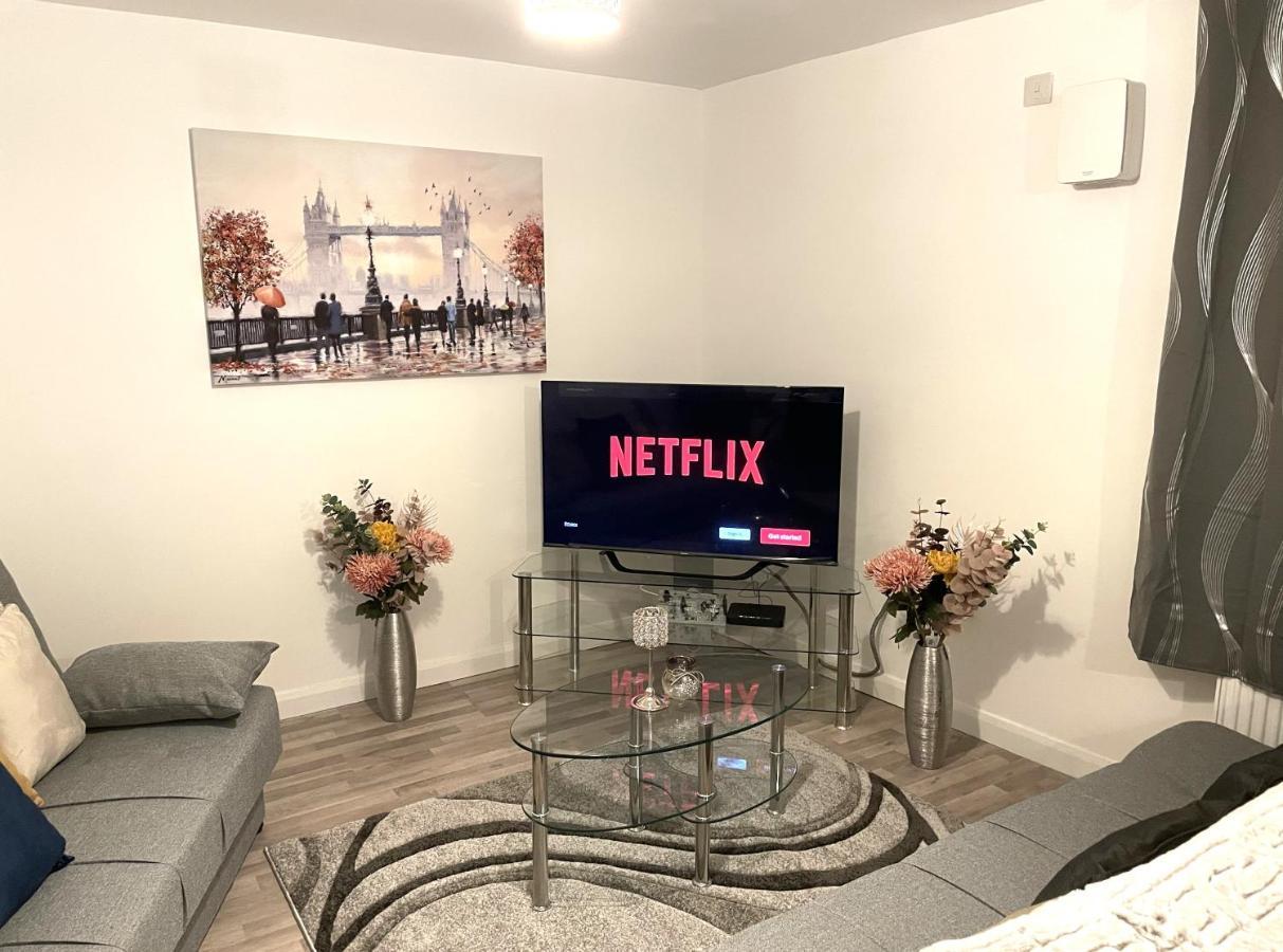 غيلينغهام Supreme - 1 Bedroom Apart Sleeps 4 Short/Long Stay المظهر الخارجي الصورة