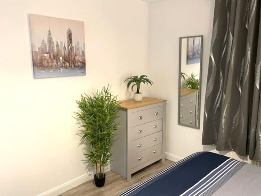 غيلينغهام Supreme - 1 Bedroom Apart Sleeps 4 Short/Long Stay المظهر الخارجي الصورة