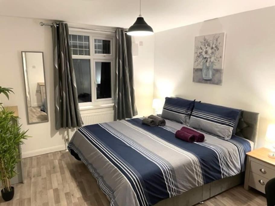 غيلينغهام Supreme - 1 Bedroom Apart Sleeps 4 Short/Long Stay المظهر الخارجي الصورة
