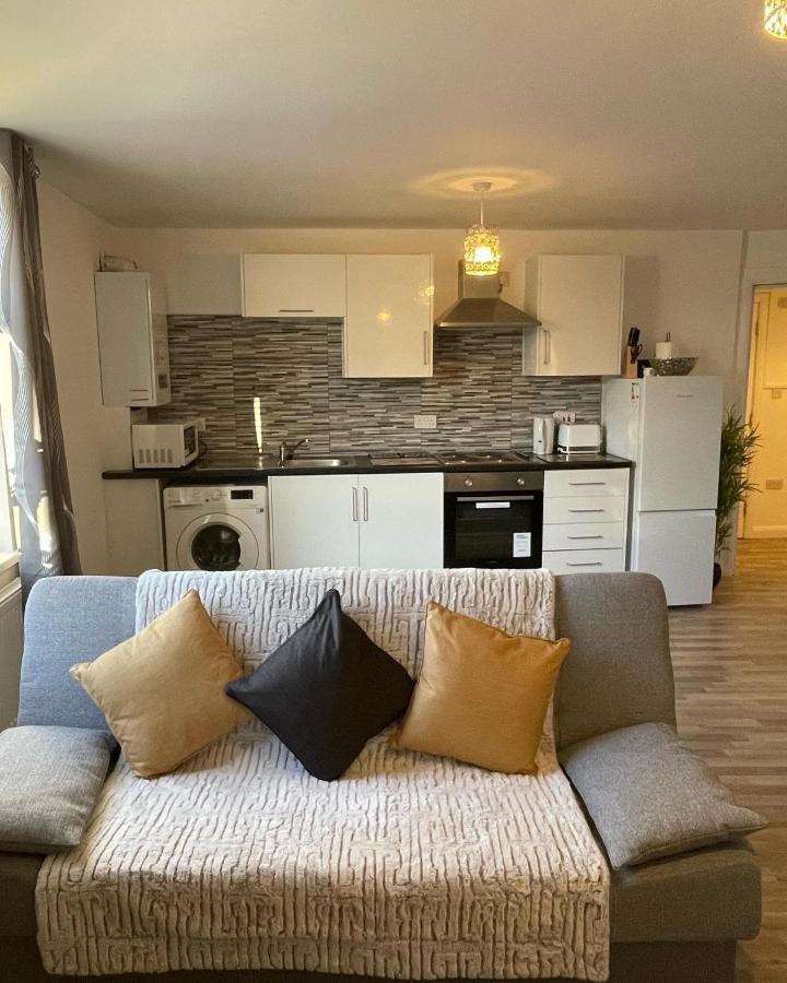 غيلينغهام Supreme - 1 Bedroom Apart Sleeps 4 Short/Long Stay المظهر الخارجي الصورة